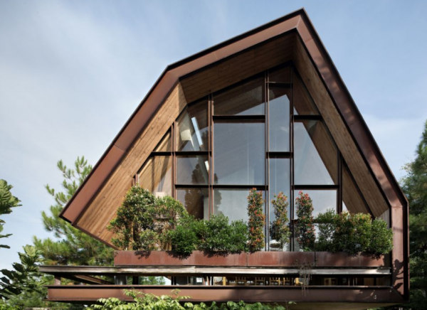 Villa Kayu Modern dengan Desain Asimetris